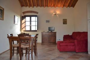 Χώρος καθιστικού στο Zwei Zimmer Wohnungen Im Ersten Stock Mit Kleinem Außenbalkon