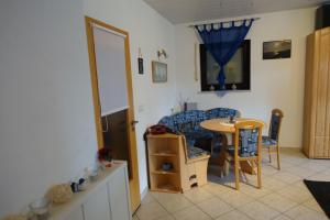 un salon avec une table et un canapé dans l'établissement Zoe, à Osterbrücken