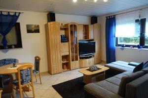 un salon avec un canapé et une table dans l'établissement Zoe, à Osterbrücken