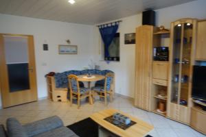 un petit salon avec une table et un canapé dans l'établissement Zoe, à Osterbrücken