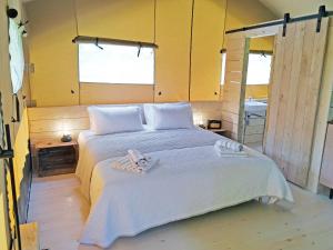 a bedroom with a large bed in a room at The Apple Bobber - Ukc7130 in Cratfield
