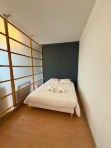 里摩日Appartement 4 spacieux Av Georges Dumas - DABNB的一间带一张铺着白色床单的小卧室