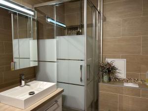 La salle de bains est pourvue d'un évier et d'un réfrigérateur blanc. dans l'établissement Triplex chaleureux 6 pax avec wifi et parking, Chantemerle, Serre-Chevalier - FR-1-330E-17, à Serre Chevalier 13 autres photos