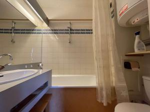 Koupelna v ubytování Studio 4 pers, pied de pistes à Chantemerle, Wi-Fi, proche commerces - FR-1-330E-49