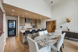 Η κουζίνα ή μικρή κουζίνα στο Jackson Hole - Arts District West #301