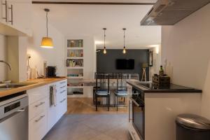 een keuken met witte kasten en een eetkamer bij Évasion et Confort Aubagne in Aubagne