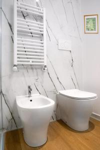 een witte badkamer met een toilet en een wastafel bij Il Giardino di Gioia in Verona