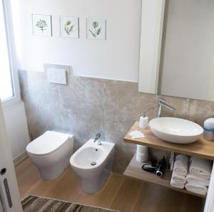 een badkamer met toilet en wastafel bij Il Giardino di Gioia in Verona +7 foto's