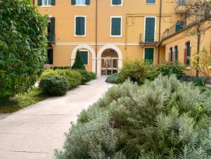 a building with a sidewalk in front of a building at Il Giardino di Gioia in Verona