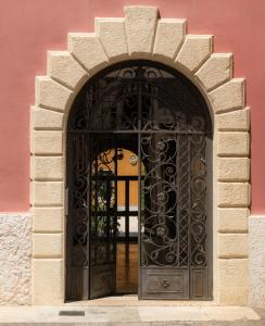 een toegang tot een gebouw met een ijzeren poort bij Il Giardino di Gioia in Verona