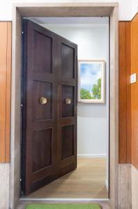 een grote houten deur in een kamer met een raam bij Il Giardino di Gioia in Verona