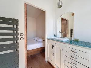 une salle de bain avec un lavabo et un miroir dans l'établissement Loft au coeur de Marseille - Spacieux & Unique, à La Celle-sous-Gouzon