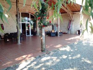 un vase rempli de fleurs au milieu d'un bâtiment dans l'établissement Gîte Braunis 4 étoiles, à Bourran