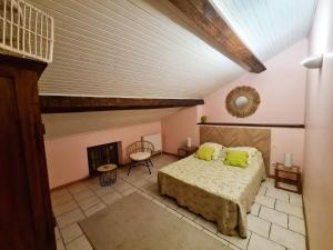 Un dormitorio con una cama y una chimenea. en Gîte de Mandarou, en Castelsagrat 28 fotos más