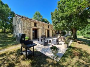 - Vistas al exterior de una casa de piedra con patio en Gîte de Mandarou, en Castelsagrat