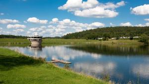ein See mit einem Turm in der Mitte in der Unterkunft Komfortable Ferienwohnung mit Seeblick in Bad Arolsen
