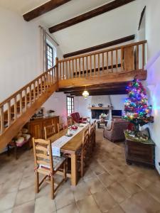 una sala de estar con un árbol de Navidad y una escalera en Gîte de Mandarou, en Castelsagrat
