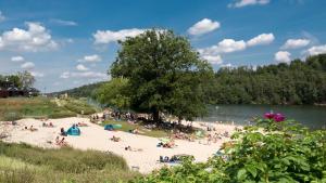 Eine Gruppe von Menschen an einem Strand neben einem Fluss in der Unterkunft Komfortable Ferienwohnung mit Seeblick in Bad Arolsen + 17 Fotos