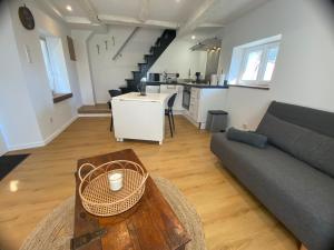 een woonkamer met een bank en een tafel bij La Petite Maison in Moyrazès