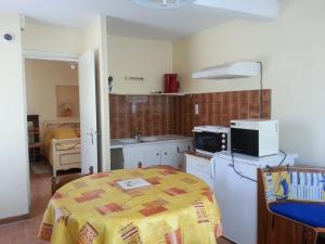 Η κουζίνα ή μικρή κουζίνα στο La Glycine