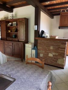 - une cuisine avec un comptoir et un lit dans une chambre dans l'établissement Gîte de la Fontaine, à Saint-Antoine