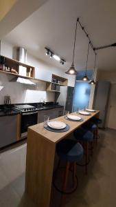 Nhà bếp/bếp nhỏ tại Churrasqueira, Ar, Piscina, Frigobar e muito mais