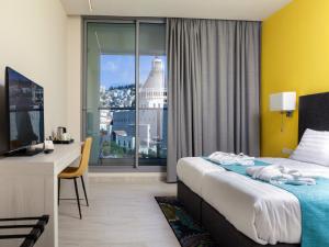 מיטה או מיטות בחדר ב-לגאסי - מלון ומרכז כנסים נצרת