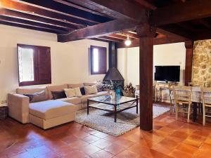 TV a/nebo společenská místnost v ubytování La Princesa Llorona Lago Entrepreñas Casa Rural