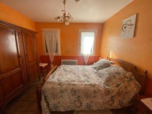 Ένα ή περισσότερα κρεβάτια σε δωμάτιο στο Les Buis