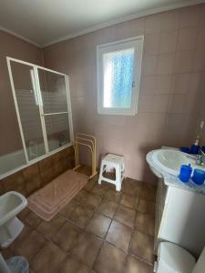une salle de bains avec lavabo, baignoire et toilettes dans l'établissement Les Buis, à Dieupentale