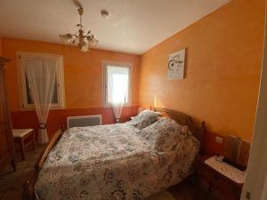 une chambre avec un lit et une fenêtre dans l'établissement Les Buis, à Dieupentale