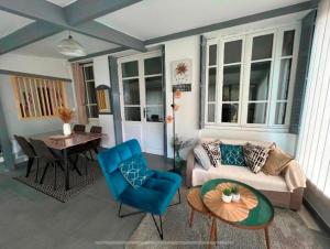 a living room with a couch and a table at Le jardin privatif de Pauze Cauterets wifi et parking gratuits Vue panoramique in Cauterets