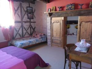 un dormitorio con una cama y una mesa y una mesa sidx sidx sidx en Gîte près de l'auberge, en Saint-Antoine 16 fotos más
