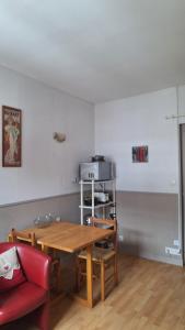 Η κουζίνα ή μικρή κουζίνα στο Charmant studio Luchon +2 φωτογραφίες