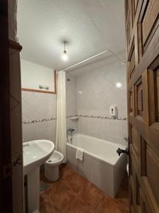 Ένα μπάνιο στο Posada de Jose Mª El Tempranillo