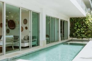 dom z basenem ze szklanymi ścianami w obiekcie Penthouse con piscina y jacuzzi privado w mieście Estación El Salto