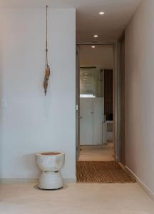 korytarz z ławką w środku pokoju w obiekcie Penthouse con piscina y jacuzzi privado w mieście Estación El Salto