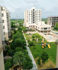 Blick auf einen Park in einer Stadt mit Gebäuden in der Unterkunft Apartment Balcony Private Peaceful Parking in Ajmer