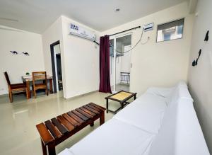 ein Schlafzimmer mit einem Bett und einer Bank darin in der Unterkunft Apartment Balcony Private Peaceful Parking in Ajmer + 15 Fotos