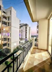 ein Balkon mit Blick auf die Stadt in der Unterkunft Apartment Balcony Private Peaceful Parking in Ajmer