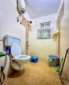 ein Badezimmer mit Toilette und Dusche in der Unterkunft Apartment Balcony Private Peaceful Parking in Ajmer