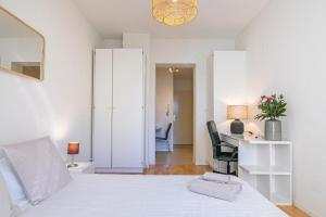 ein Schlafzimmer mit einem Bett und einem Schreibtisch mit Stuhl in der Unterkunft Simplon Residence - Central and Self Check In in Lausanne