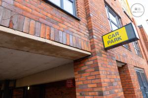 Chứng chỉ, giải thưởng, bảng hiệu hoặc các tài liệu khác trưng bày tại Spacious 5-Bed Apartment for Groups · Free Parking