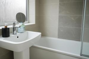 Koupelna v ubytování Charming 3BR House Fast Wi-Fi Free Parking