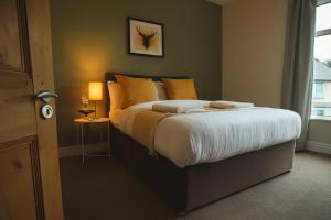 Postel nebo postele na pokoji v ubytování Charming 3BR House Fast Wi-Fi Free Parking + 36 fotografií