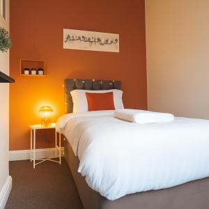 Postel nebo postele na pokoji v ubytování Charming 3BR House Fast Wi-Fi Free Parking