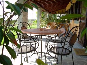 Κήπος έξω από το Rosa