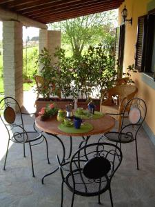 Κήπος έξω από το Rosa