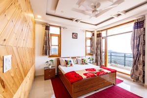 Postel nebo postele na pokoji v ubytování 2bhk Apartment Near SuryaVillas by Splendid Hotels