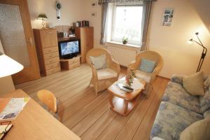 TV a/nebo společenská místnost v ubytování Wohnung In Neue Tiefe Mit Terrasse, Garten Und Grill + 22 fotografií